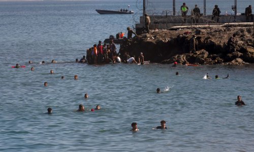 Više od 50 djece preplivalo iz Maroka u Španjolsku po nemirnom moru i magli