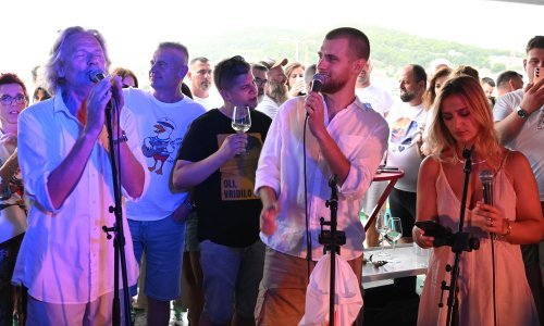 Pjesma je krenula prema Veloj Luci: Trajektom se ori Oliver Dragojević