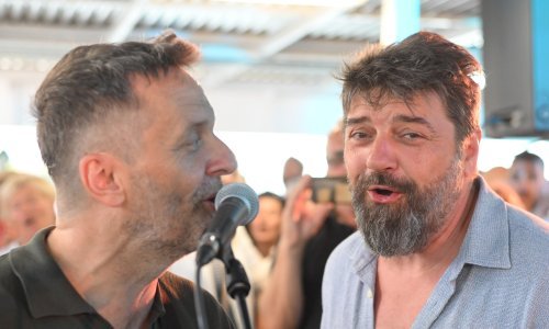 Pogledajte kakva je atmosfera nastala na trajektu nakon što su se mikrofona dohvatili glumci