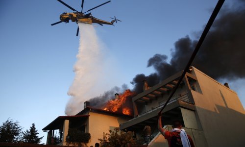 Eksplozije i dim: Treći toplinski val Grčkoj donio nove požare, evakuirana sela