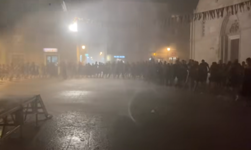 Ni kiša ih nije spriječila u očuvanju tradicije: Pogledajte ples i veselje na Paškom karnevalu