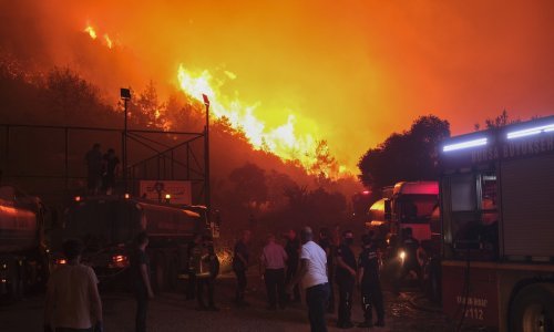 Turska se bori s dva velika šumska požara dok temperature rastu, na terenu 500 spasilaca