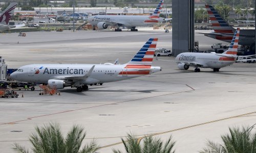 Boeing prekinuo polijetanje zbog mehaničkih problema. Izbio je i požar, putnici bježali preko tobogana