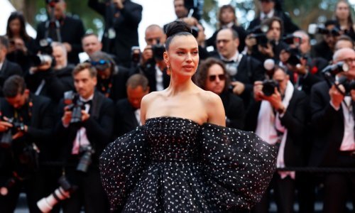Nakon što se doznalo za vjenčanje Bradleyja Coopera, Irina Shayk snimljena u ljubavnom klinču