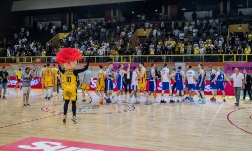 Košarkaš iz Srbije priveden na granici jer je na utakmici u Splitu dizao tri prsta