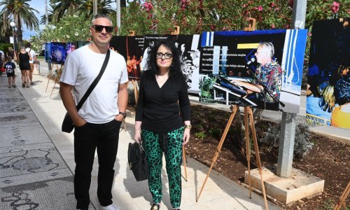 Emotivni trenuci: Vesna i Petar Dragojević na izložbi posvećenoj Oliveru