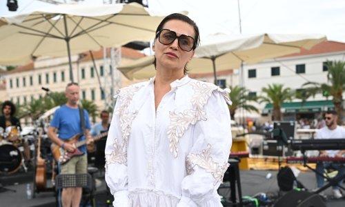 Zaljubili smo se u haljinu Nine Badrić: Ovakav romantičan komad vrijedi imati u ormaru