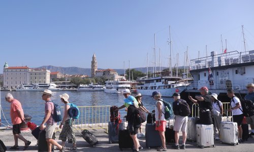 Nesreća na trajektu za Velu Luku: Putnici vrata otkinula jagodice prsta