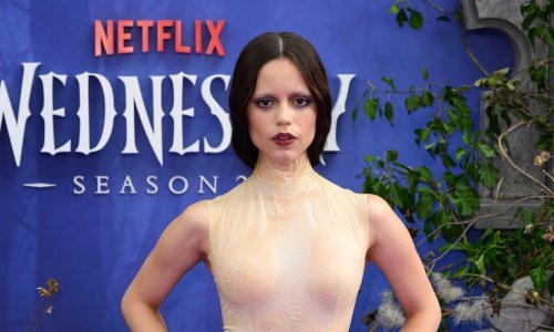 Jenna Ortega oduševila transformacijom: Izbijeljene obrve i haljina od zmijske kože