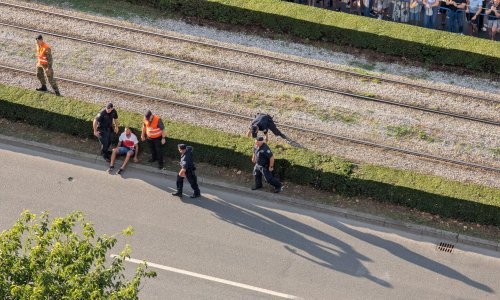 FOTO Incident na mimohodu: Aktivisti u 'krvavim' majicama preskočili ogradu, policija ih savladala