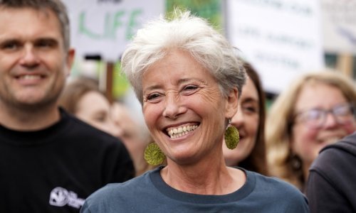 Chic pixie frizura i kožna jakna: Emma Thompson u novom izdanju u napetom trileru