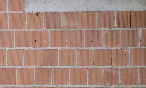 FOTO Ovo je kuća u kojoj je rafalom iz automatske puške ubijen muškarac: Fasada prepuna rupa od metaka