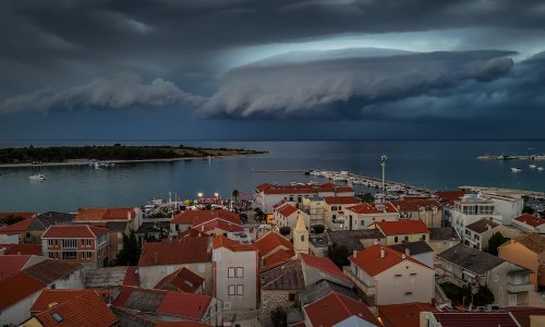 FOTO Pogledajte čudovišni oblak iznad Novalje