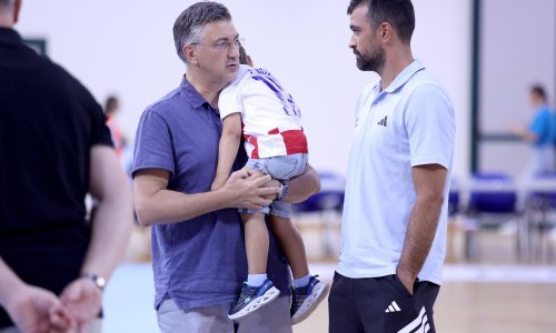Preslatki prizori: Andrej Plenković jednog je sina nosio u naručju, a poveo je i starijeg nasljednika