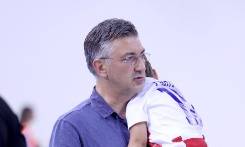 Preslatki prizori: Andrej Plenković jednog je sina nosio u naručju, a poveo je i starijeg nasljednika