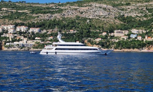 Kod Dubrovnika se usidrila jedna od najluksuznijih jahti: Vlasnik je Eric Clapton, a prije se zvala Petra