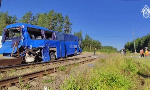 Jedna osoba poginula u sudaru autobusa i teretnog vlaka u Rusiji