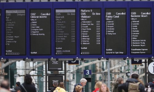 Britanija i Irska na udaru oluje Floris; stopira se željeznički promet, otkazuju trajekti...