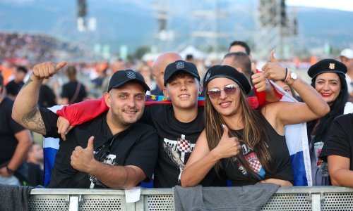 Hipodrom dupkom pun, obožavatelji čekaju da počne Thompsonov koncert