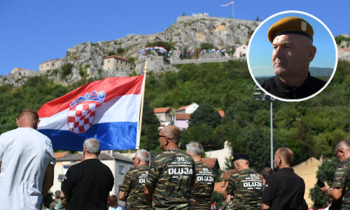 'Skidanje zastave nije bilo lako. Penjali smo se jedan preko drugoga. U jednom trenu Jasmin je i pao...'