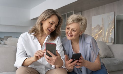 Rođeni bez interneta, vidjeli prvi TV u boji – a danas šalju emojie i plaćaju račune online