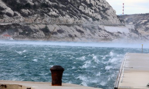 Zaradi vetra je cesta med Maslenico in Zatonom Obrovačkim odprta samo za osebna vozila