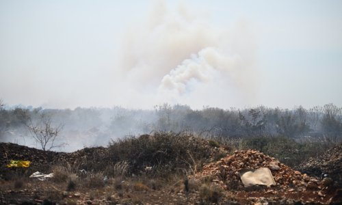 Veliki požar kod Škabrnje lokaliziran, u tijeku je sanacija terena