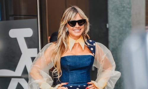 Slavna plavuša u haljini koja se ne viđa često, a cipele su pun pogodak