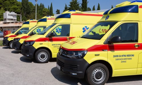 Dječak se malo požurio: Suprug porodio ženu u automobilu, na putu do bolnice