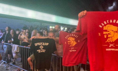Skandal na festivalu u Prijedoru: Došli u prvi red s majicom 'Je*eš grad bez tri logora'