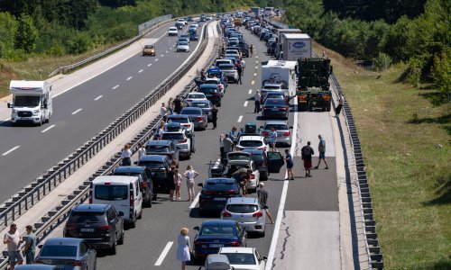 Zapalio se auto, na A1 kolona 5 km. Gužve su posvuda, pogledajte gdje je najgore