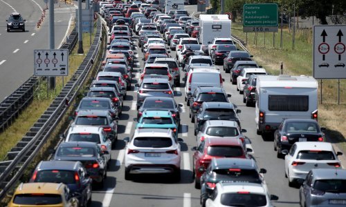 Krenula smjena turista: Vozi se u kolonama i uz zastoje