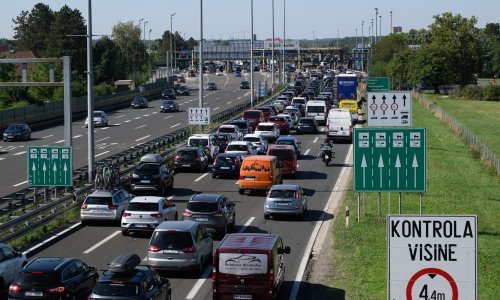 Gužve i zastoji prema moru i unutrašnjosti, kolone pred naplatama