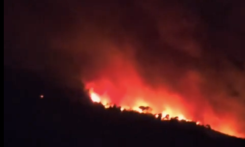 Golemi požar na Vezuvu: Sve staze zatvorene, na terenu dvanaest ekipa i šest kanadera