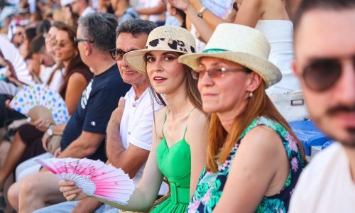 Šeširi i lepeze u prvom planu: Pogledajte kakvi su stajlinzi obilježili Sinjsku alku