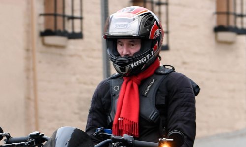Uoči 61. rođendana: Keanu Reeves na motoru stigao na premijeru