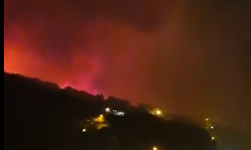 Veliki požar između Splita i Omiša: Brane se kuće, stigla su dva kanadera, zatvorena je Jadranska magistrala