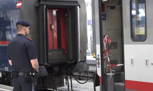 Muškarac se u Austriji vozio između vagona jurećeg vlaka: Izašao je  zapaliti