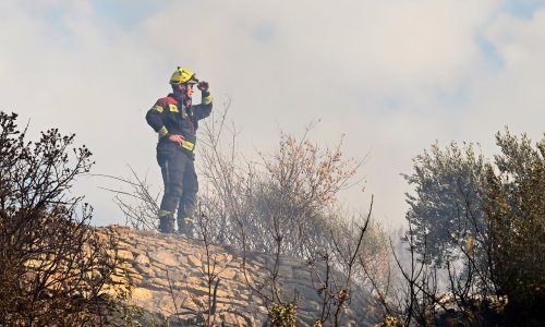 Požar kod Krila Jesenica još nije lokaliziran, 120 vatrogasaca provelo noć na terenu
