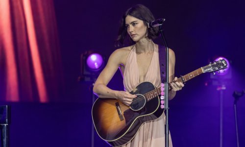 Sve je očarala u senzualnoj haljini brenda koji se 'digao iz mrtvih'