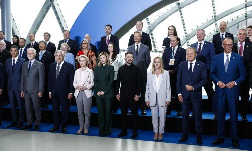 Niz videokonferencija uoči sastanka na Aljasci, za stol sjeda Trump, Zelenski i EU