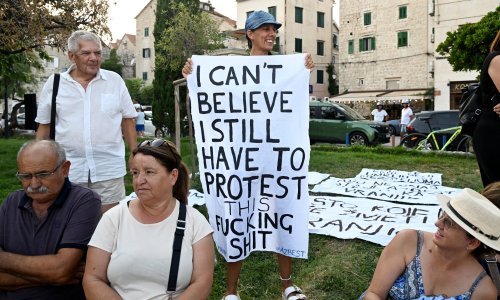 Prosvjednici zbog azbesta prošetali Splitom: 'Neka Moby Drea odmah napusti Hrvatsku'