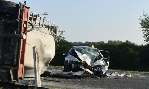 Lančani sudar na autocesti prema Zagrebu: Sudar cisterne i pet automobila, poginula jedna osoba