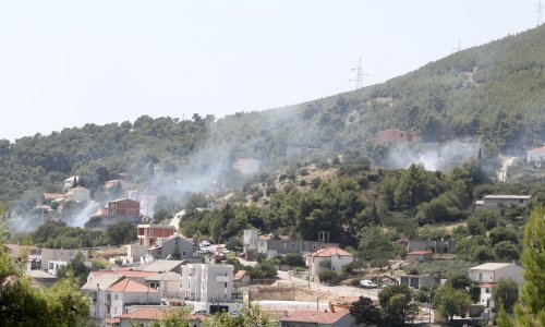 Požar iznad Solina zaprijetio kućama, ali vatrogasci brzo reagirali