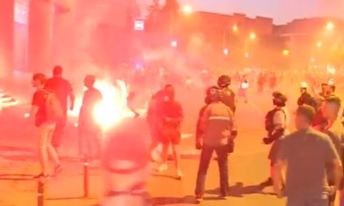 Kaos u Novom Sadu: Huligani s fantomkama bakljama i topovskim udarima napali prosvjednike