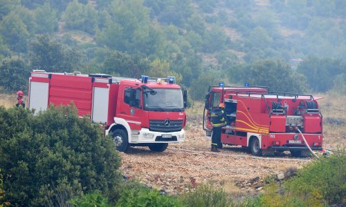 Ugašen požar na Krku, vatra gutala servisno-skladišnu halu