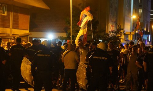 Kaos u Srbiji, demolirane prostorije SNS-a u Novom Sadu; 'momci u crnom' ispred RTS-a