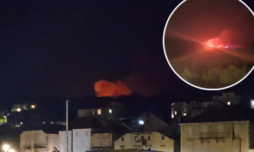 Požar u Milni na Braču se proširio, gase ga svi vatrogasci s otoka