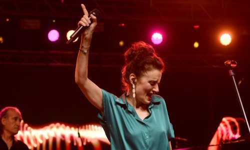 U ovakvom izdanju ne viđamo je često: Pogledajte atmosferu na koncertu Doris Dragović