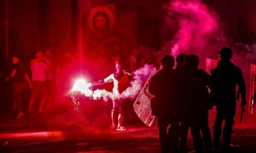 Demolirane prostorije SNS-a, deseci ozlijeđenih i uhićenih: Među njima i 23-godišnji Hrvat